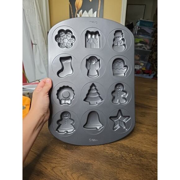 Wilton 12-CAVITY COOKIE PAN ~ 12 Different Christmas designs Dark Non-Stick tS2 - Picture 1 of 12